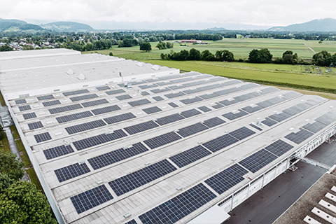 Im Kunert Industriepark deckt eine neue, 12.000 m2 große PV-Anlage den Strombedarf der Firmen am Areal.