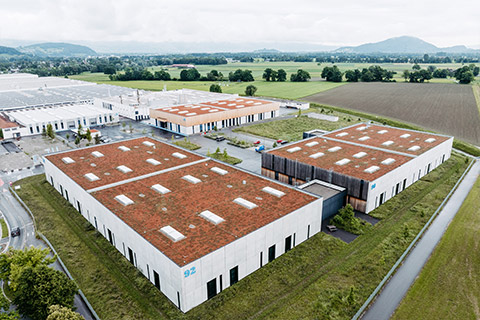 Zur Förderung der Biodiversität wurde eine Magerwiese angelegt, auch Eidechsen, heimische Insekten und Pflanzen und sogar ein Biber leben im oder am Areal.