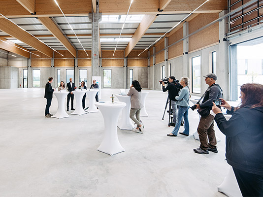 Die Verantwortlichen des Kunert Industrieparks luden im Rahmen einer Pressekonferenz mit Landesrat Marco Tittler und Bürgermeisterin Katharina Wöß-Krall zur feierlichen Eröffnung der neuen und sanierten Hallen in Rankweil ein.