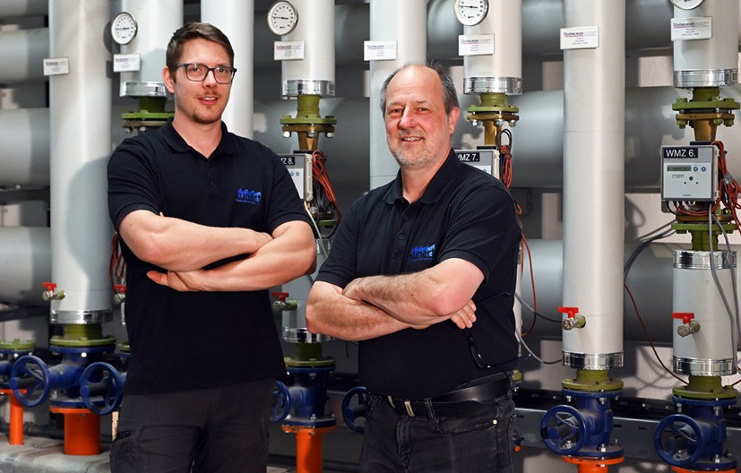 Techniker vor Heizungsverteiler